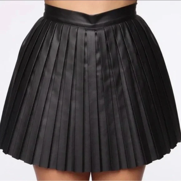 Fashion Nova Curve pleated leather skirt Size 1xl (Cart J-108) - Picture 1 of 4